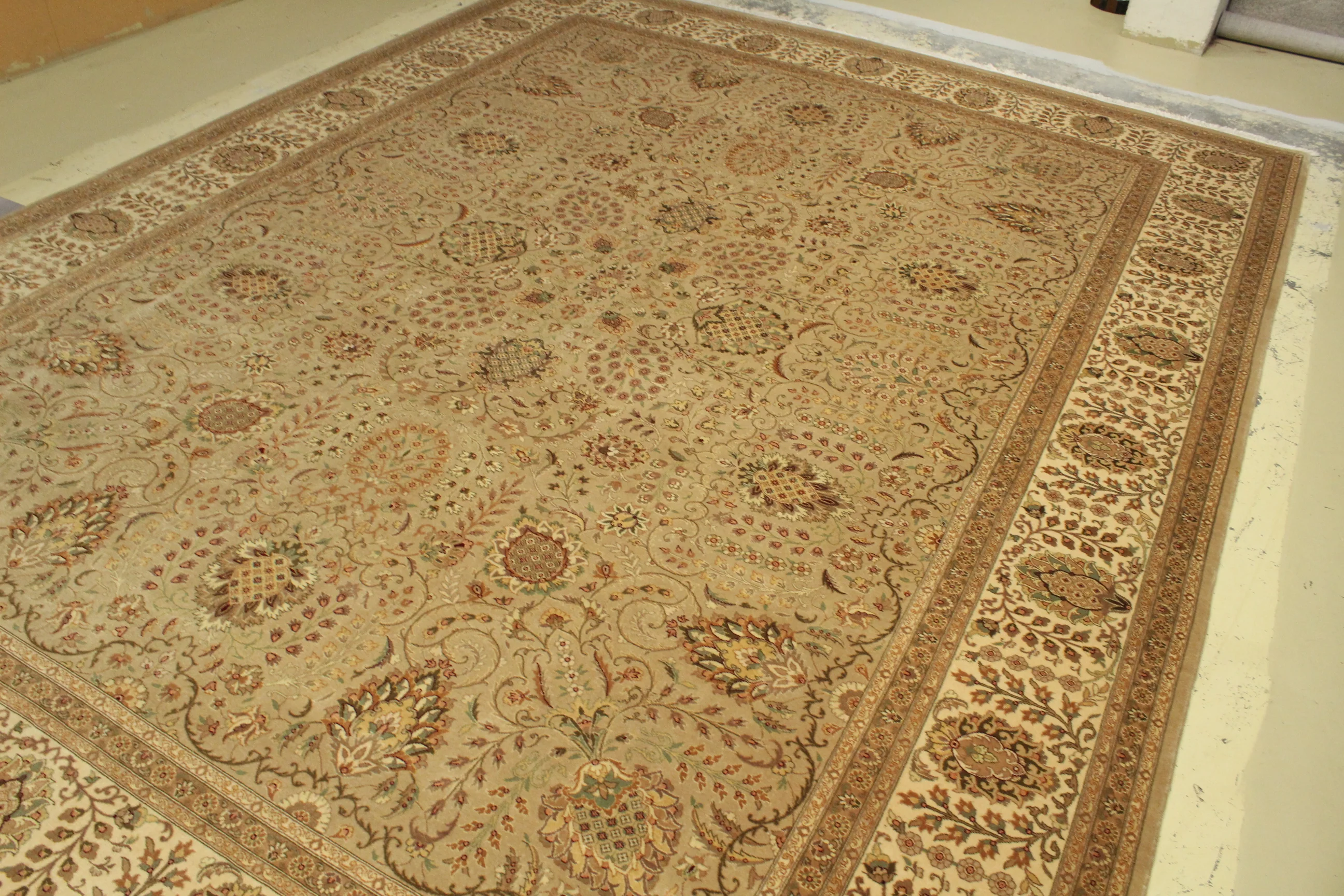 Kashmiri Rug - 365 cm x 277 - Image 3
