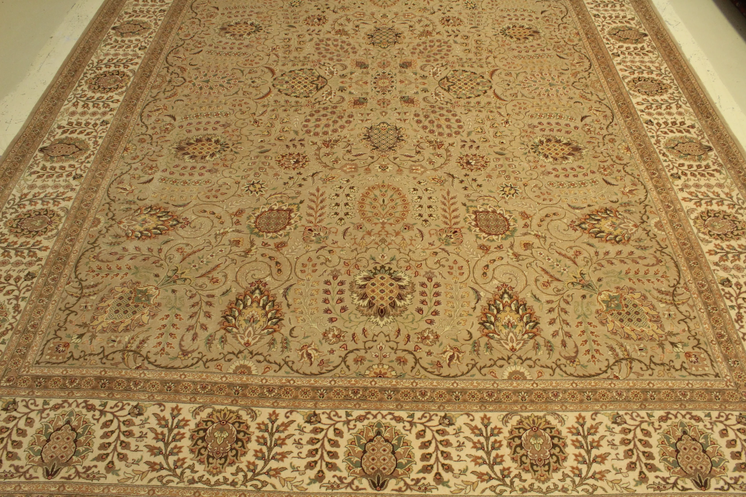 Kashmiri Rug - 365 cm x 277 - Image 4