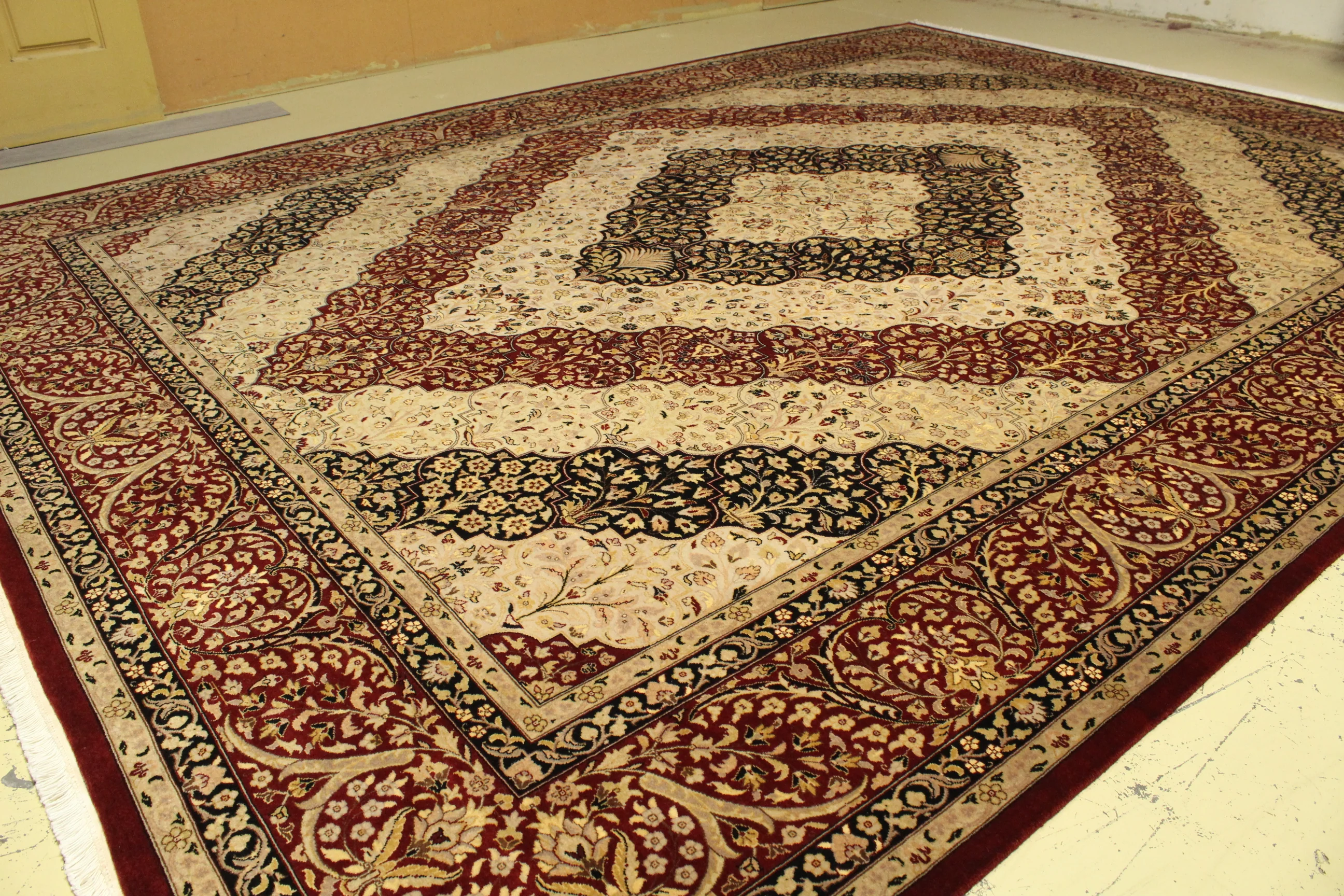 Kashmiri Rug - 370 cm x 276 cm - Image 3