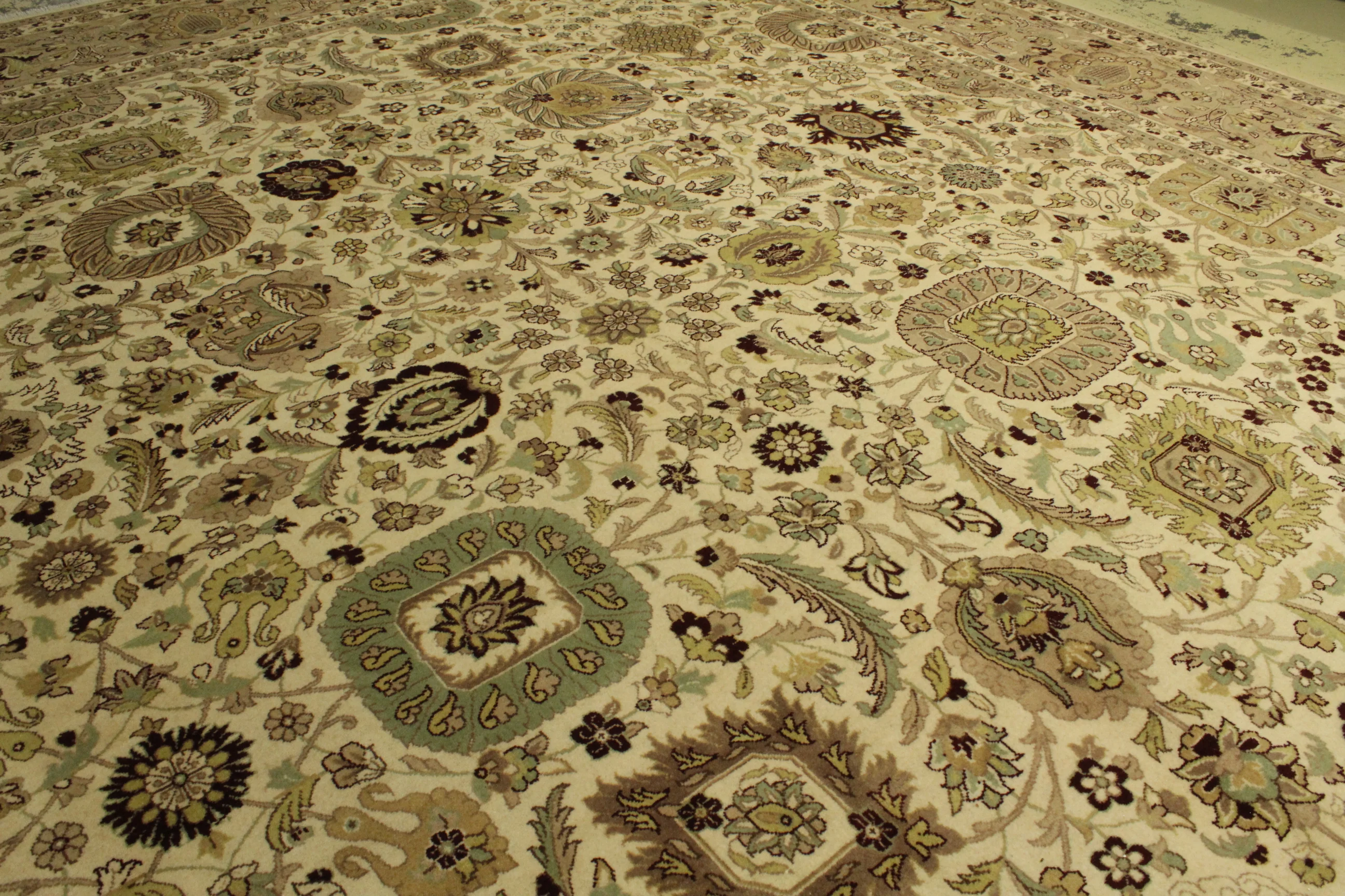 Kashmiri Rug - 366 cm x 275 cm - Image 8