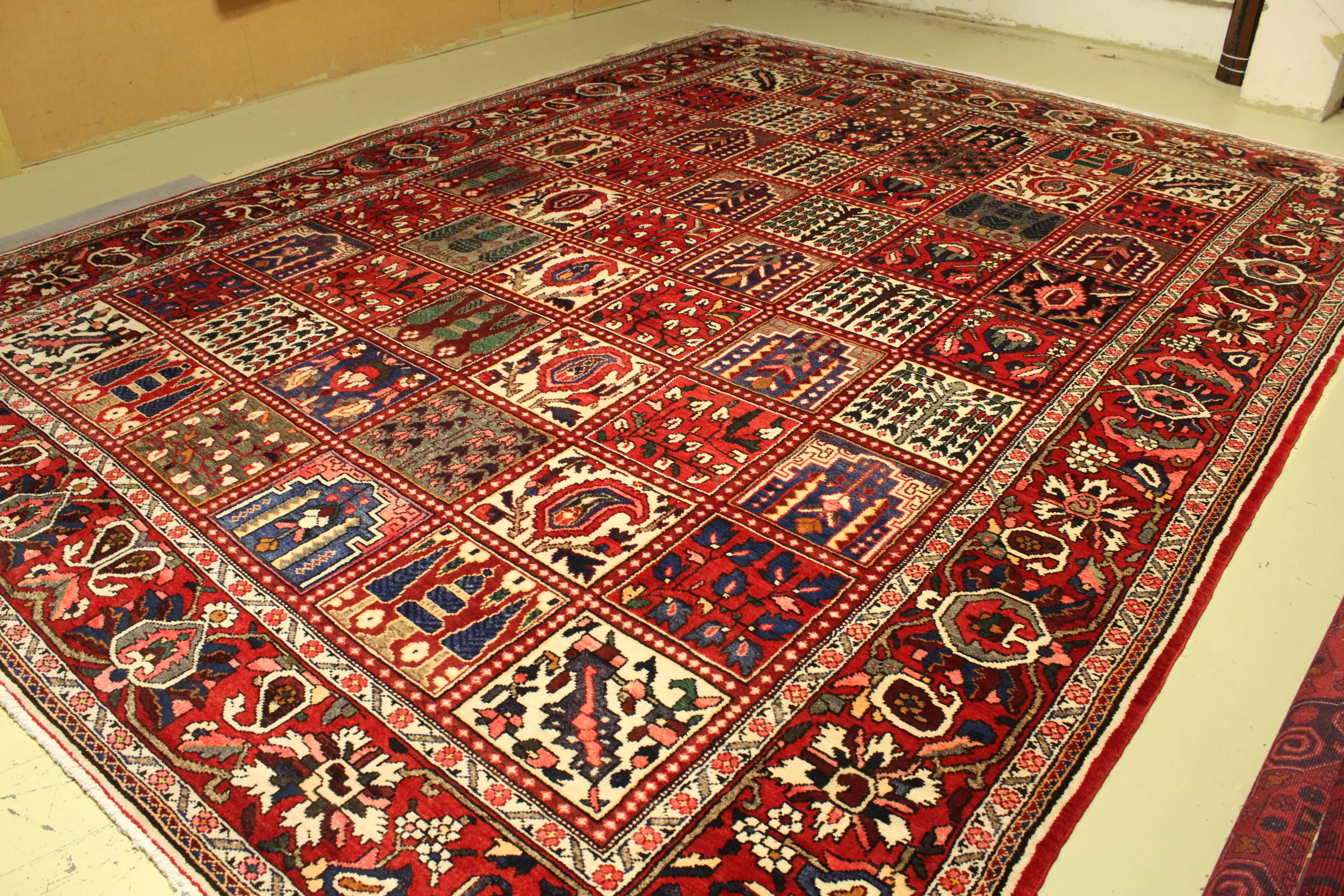 Bakhtiari Rug - 385 cm x 300 cm - Image 3