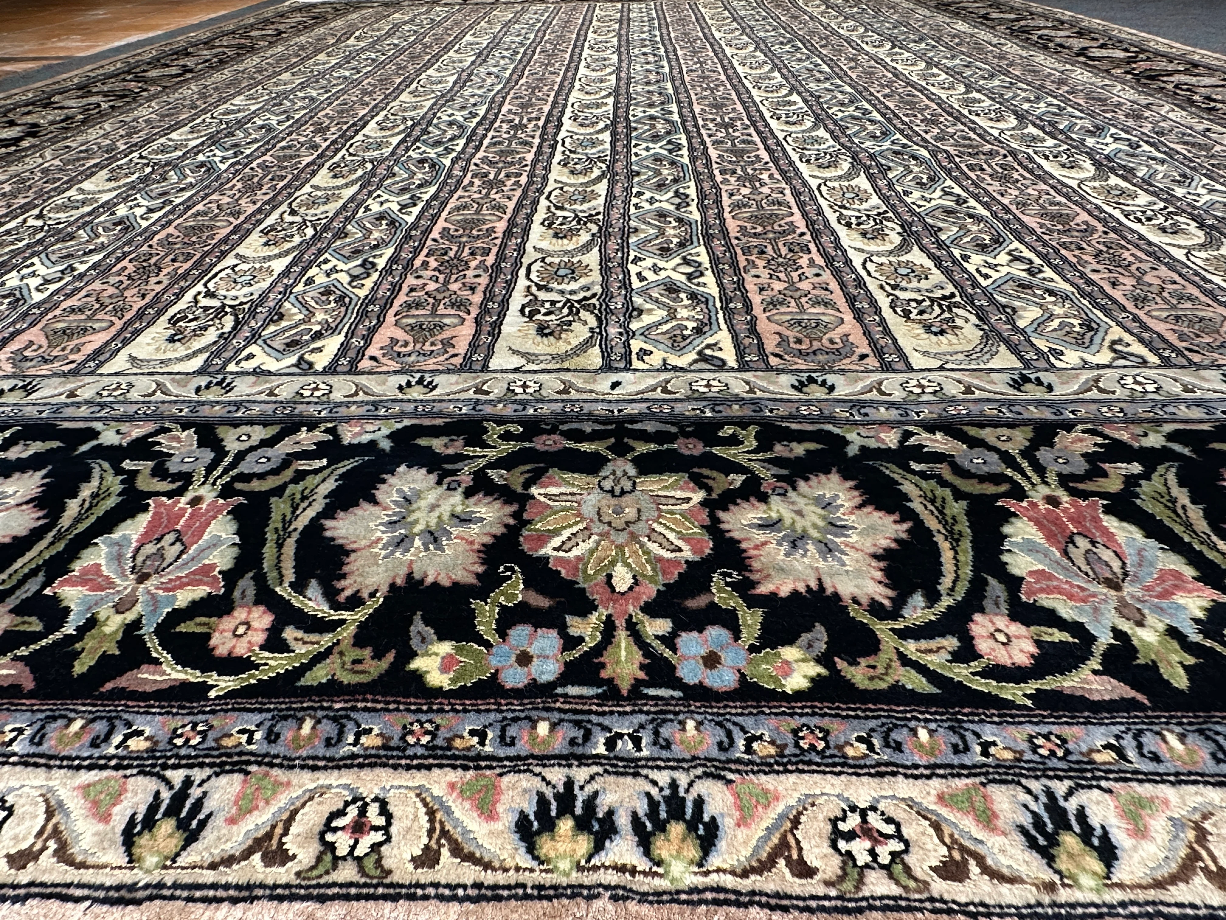 Kashmiri Rug - 321 cm x 244 cm - Image 4